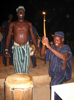 04 Le Jeu Entre Le  Tambour Et Le Danseur